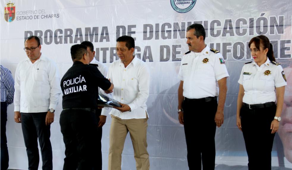 Llaven Abarca encabeza segunda entrega de uniformes a elementos de seguridad