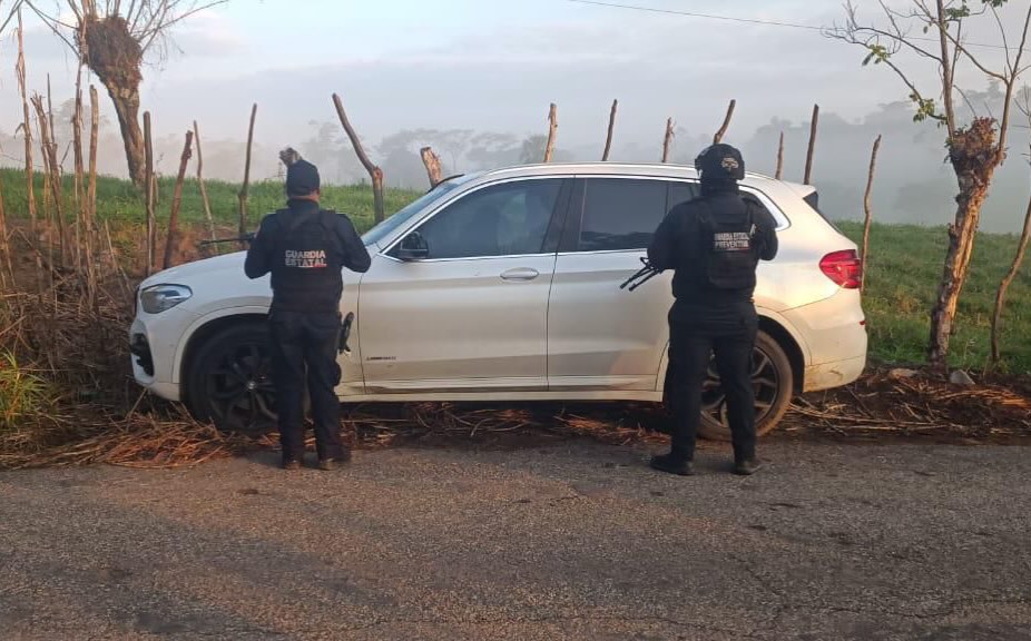 Aseguran SSP y FGE vehículo abandonado con reporte de robo en Juárez