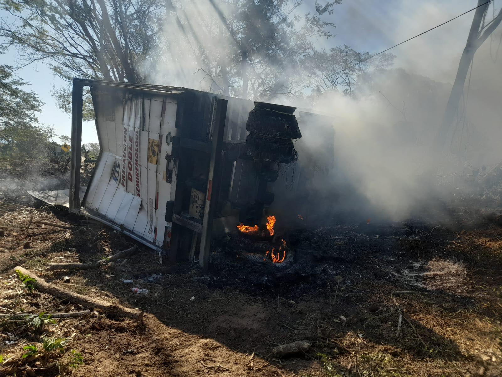 Atiende SSP de manera inmediata incendio de un tractocamión en el tramo Pijijiapan – Mapastepec
