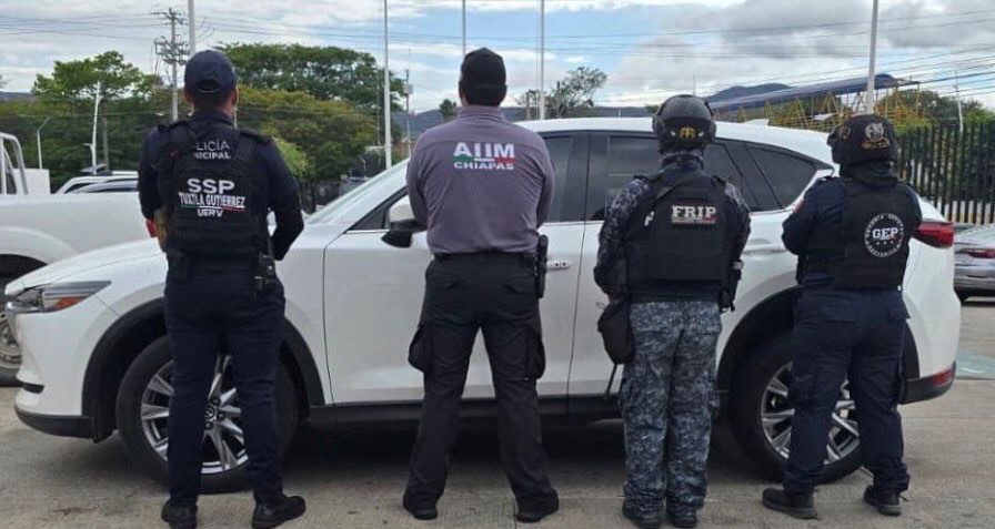 En acción interinstitucional aseguran vehículo abandonado con reporte de robo en Tuxtla Gutiérrez