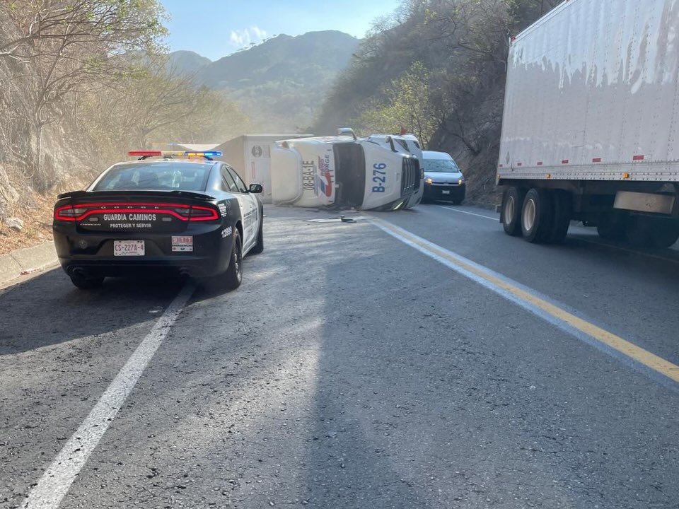 Guardia Estatal de Caminos brinda apoyo vial y abanderamiento en accidente de tránsito 