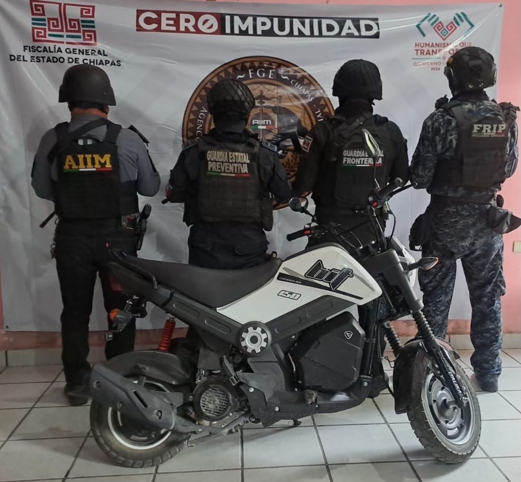 Asegura Guardia Estatal Fronteriza y FGE motocicleta con alteraciones en sus medios identificación en Ciudad Hidalg