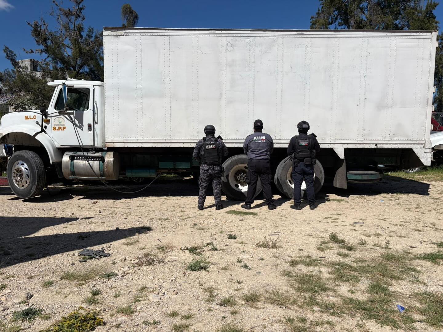 SSP y FGE aseguran vehículo abandonado con reporte de robo en Comitán