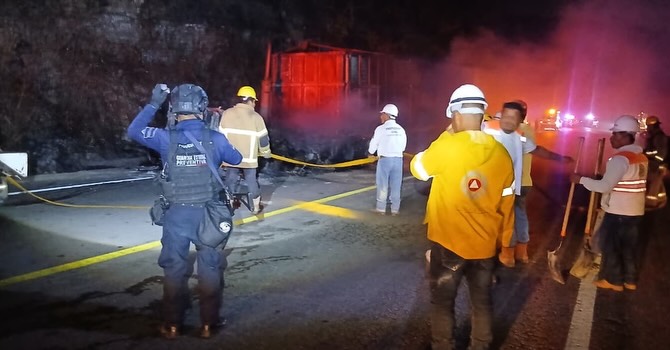 En reacción inmediata, atiende SSP reporte de incendio de tráiler por falla mecánica en Ocozocoautla de Espinosa