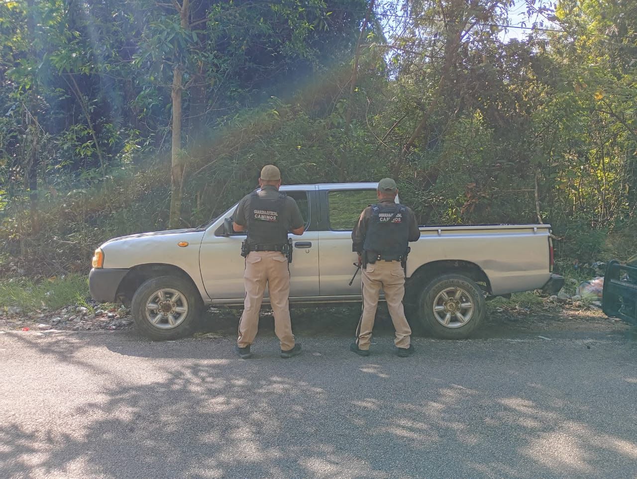 Guardia Estatal de Caminos asegura vehículo con reporte de robo
