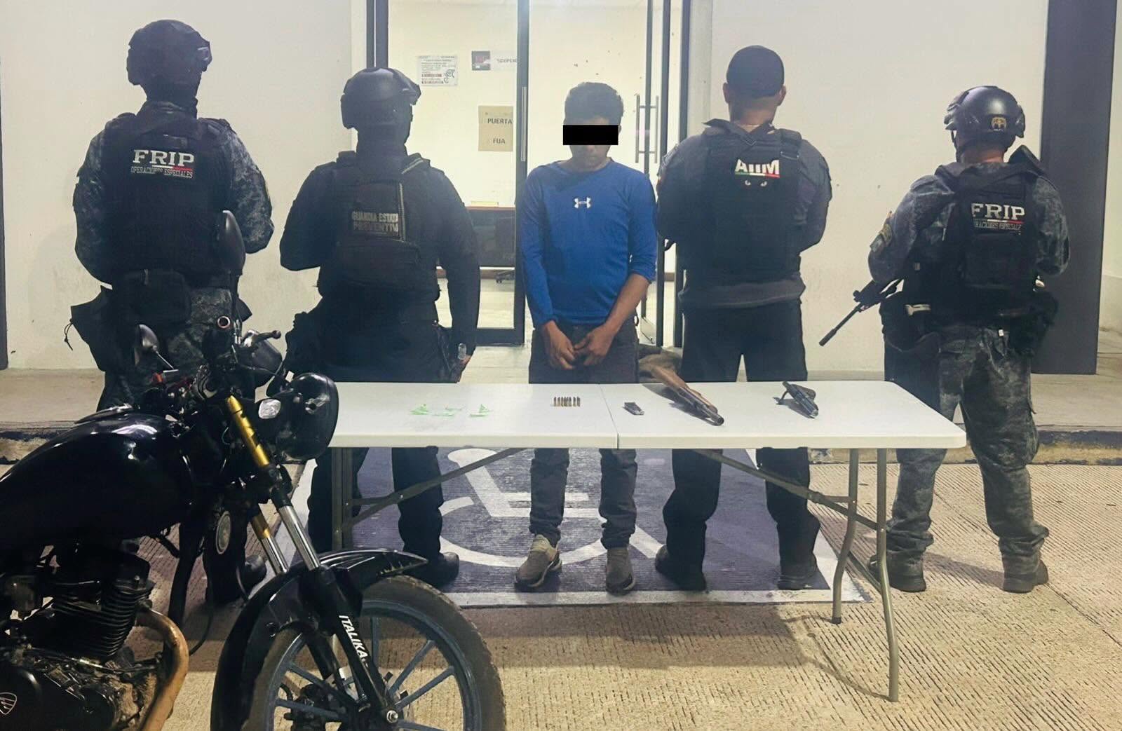 SSP y FGE detienen a masculino por posesión de armas de fuego y narcóticos en Villaflores