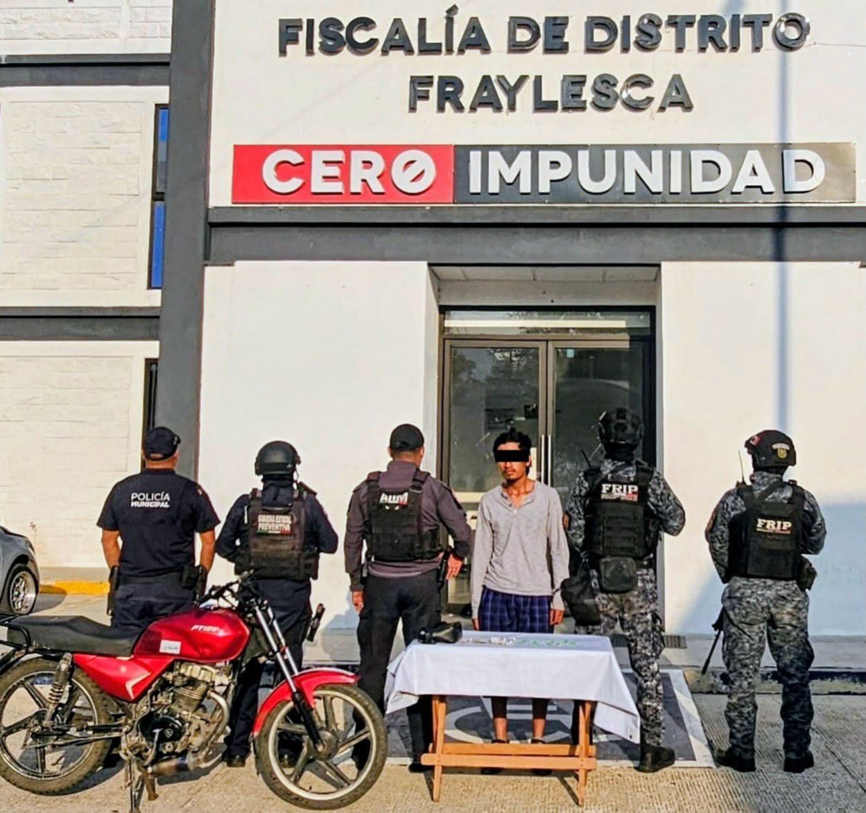 SSP y FGE detienen a masculino por posesión de narcóticos en Villaflores