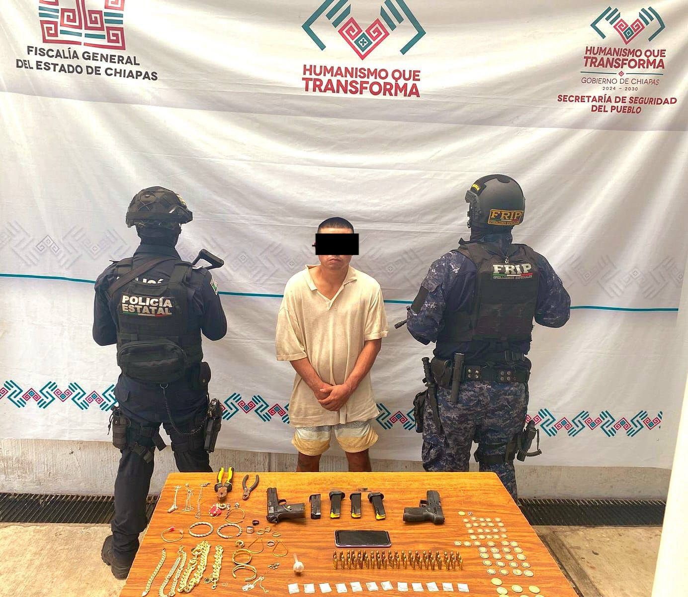 En operativo de seguridad detienen a masculino con armas de fuego, cartuchos útiles y presunta droga en Tapachula.