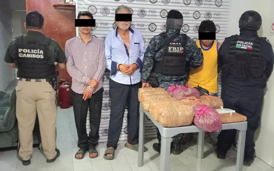 En operativo de seguridad aseguran aproximadamente 13 kilogramos de presunta marihuana.