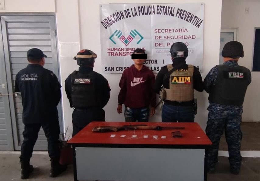 SSP y FGE detienen a masculino con arma de fuego y presuntos narcóticos en Tenejapa.