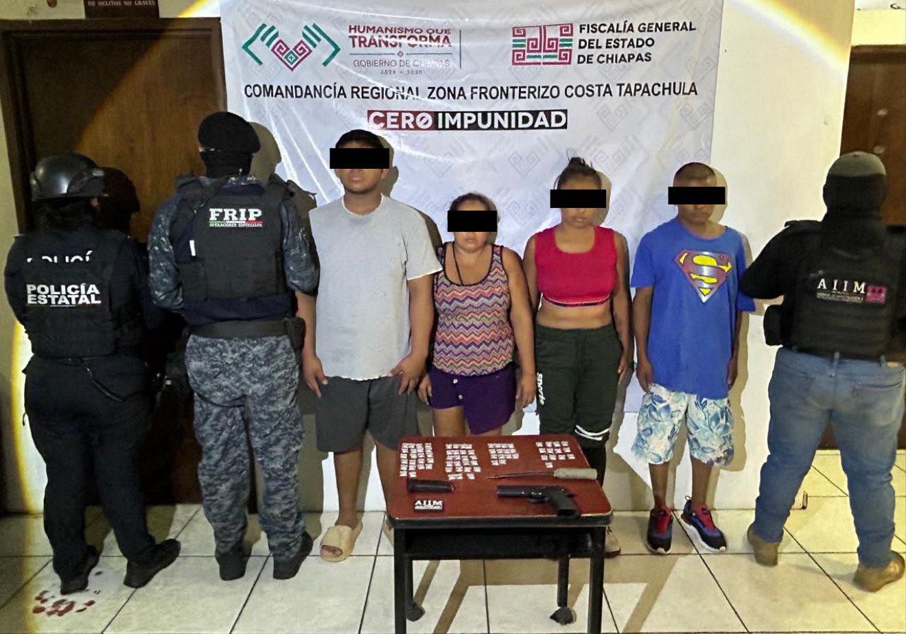 SSP y FGE detienen a cuatro personas por posesión de presuntos narcóticos y arma de fuego en Tapachula.