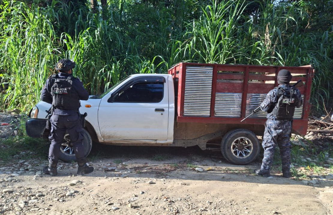 SSP y FGE aseguran vehículos en presunto estado de abandonados con reportes de robo en Chiapas.