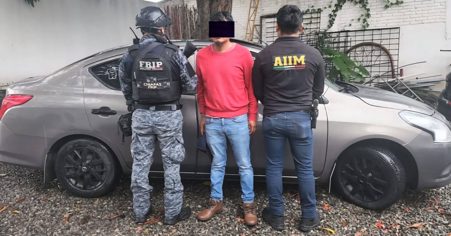 SSP y FGE detienen a un masculino con vehículo con reporte de robo en Huixtla.