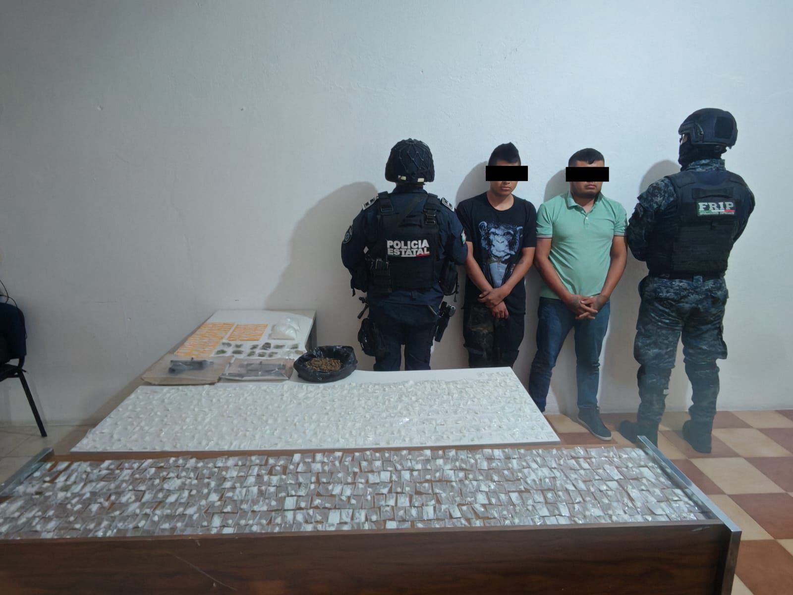 En operativo de seguridad detienen a dos masculinos presuntos narcomenudistas con armas de fuego en Tila.