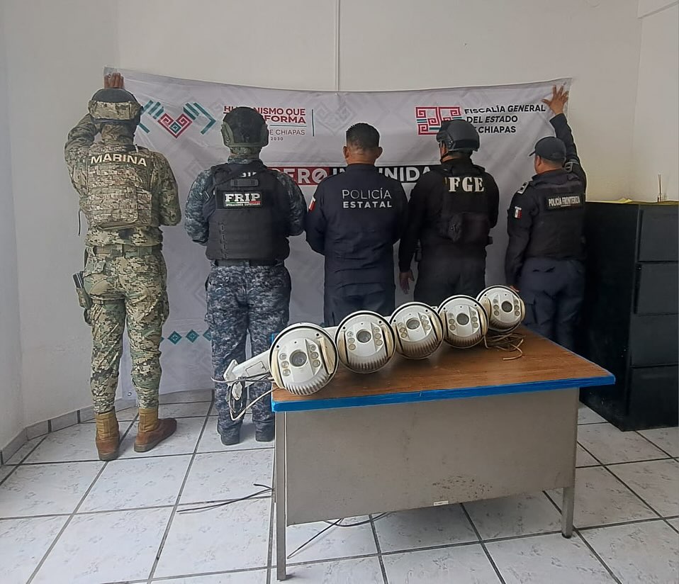 En operativo interinstitucional desinstalan cámaras de videovigilancia en Suchiate.