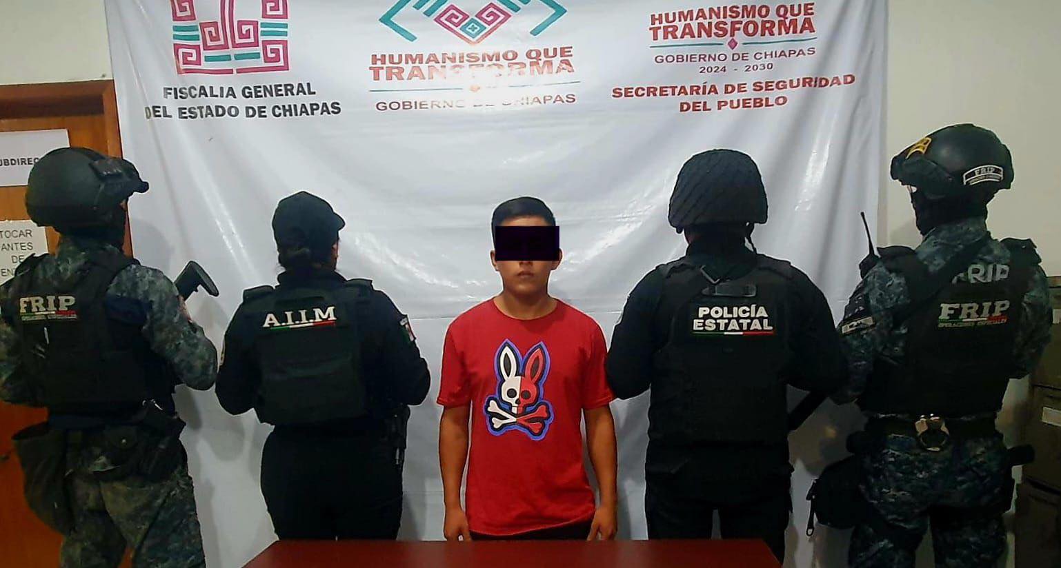 SSP y FGE detienen a masculino en posesión de presuntos narcóticos y vehículo con reporte de robo.