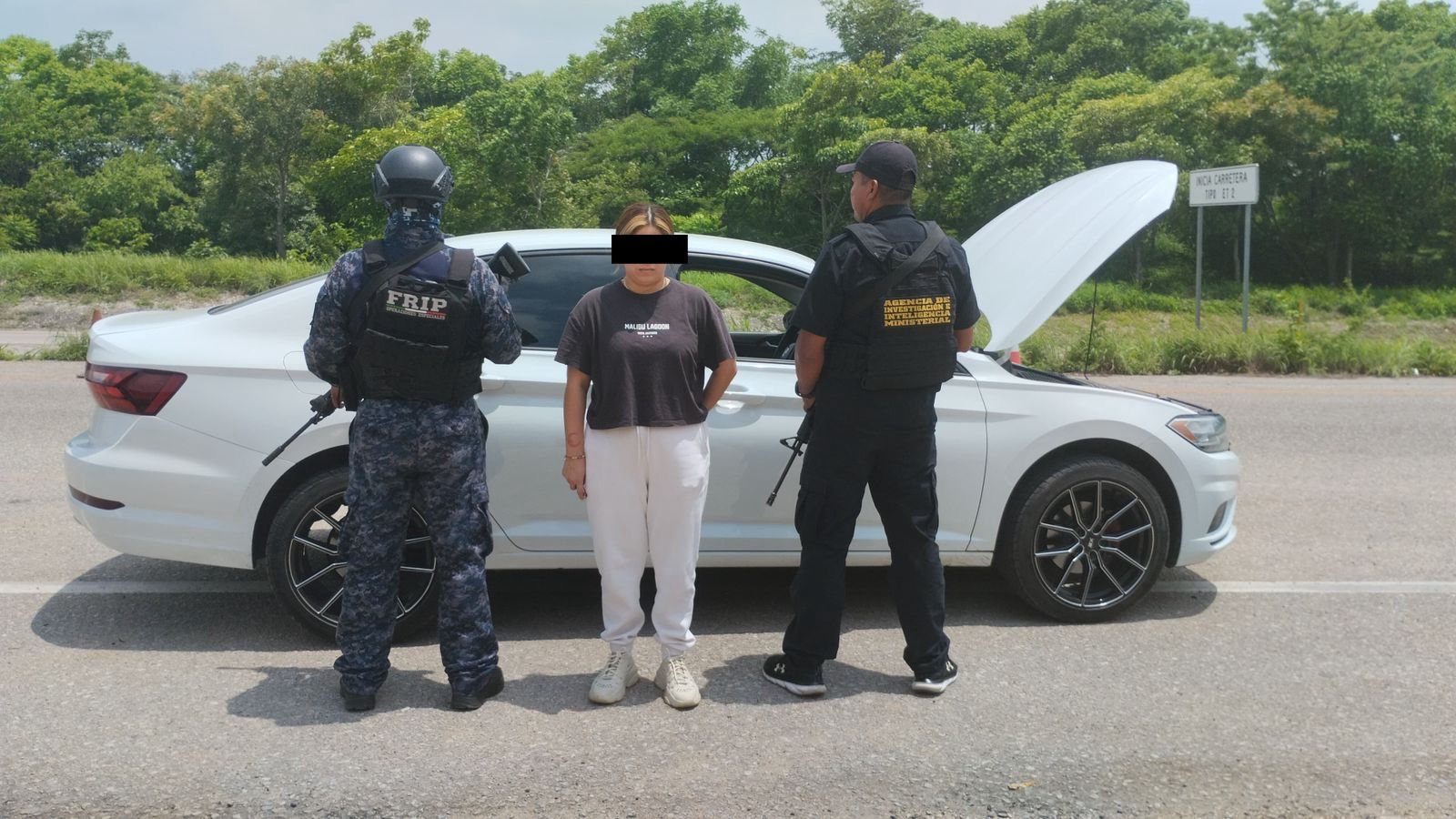 SSP y FGE detienen a una mujer con vehículo con reporte de robo en Ocozocoautla  de Espinosa.