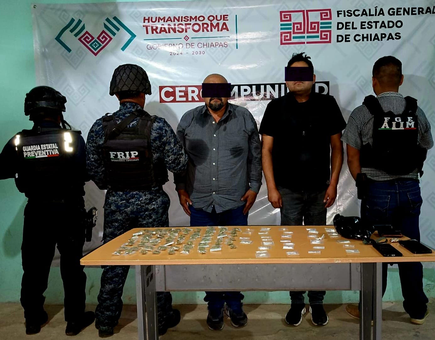 SSP y FGE detienen a dos masculinos en posesión de presuntos narcóticos en San Cristóbal de las Casas.
