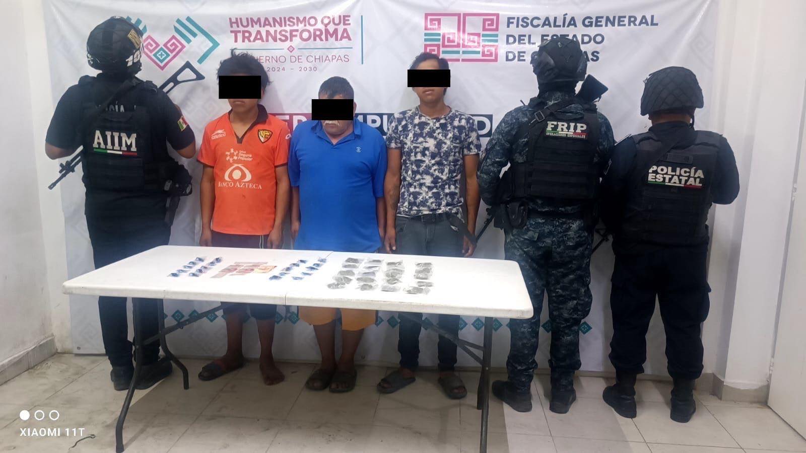 SSP y FGE detienen a tres personas con presuntos narcóticos en Villa corzo.
