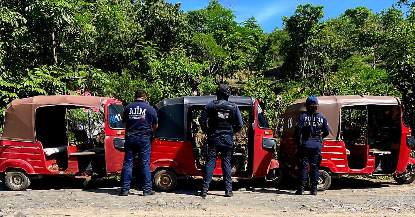 En operativo interinstitucional aseguran tres vehículos en presunto estado de abandono en Chicomuselo.