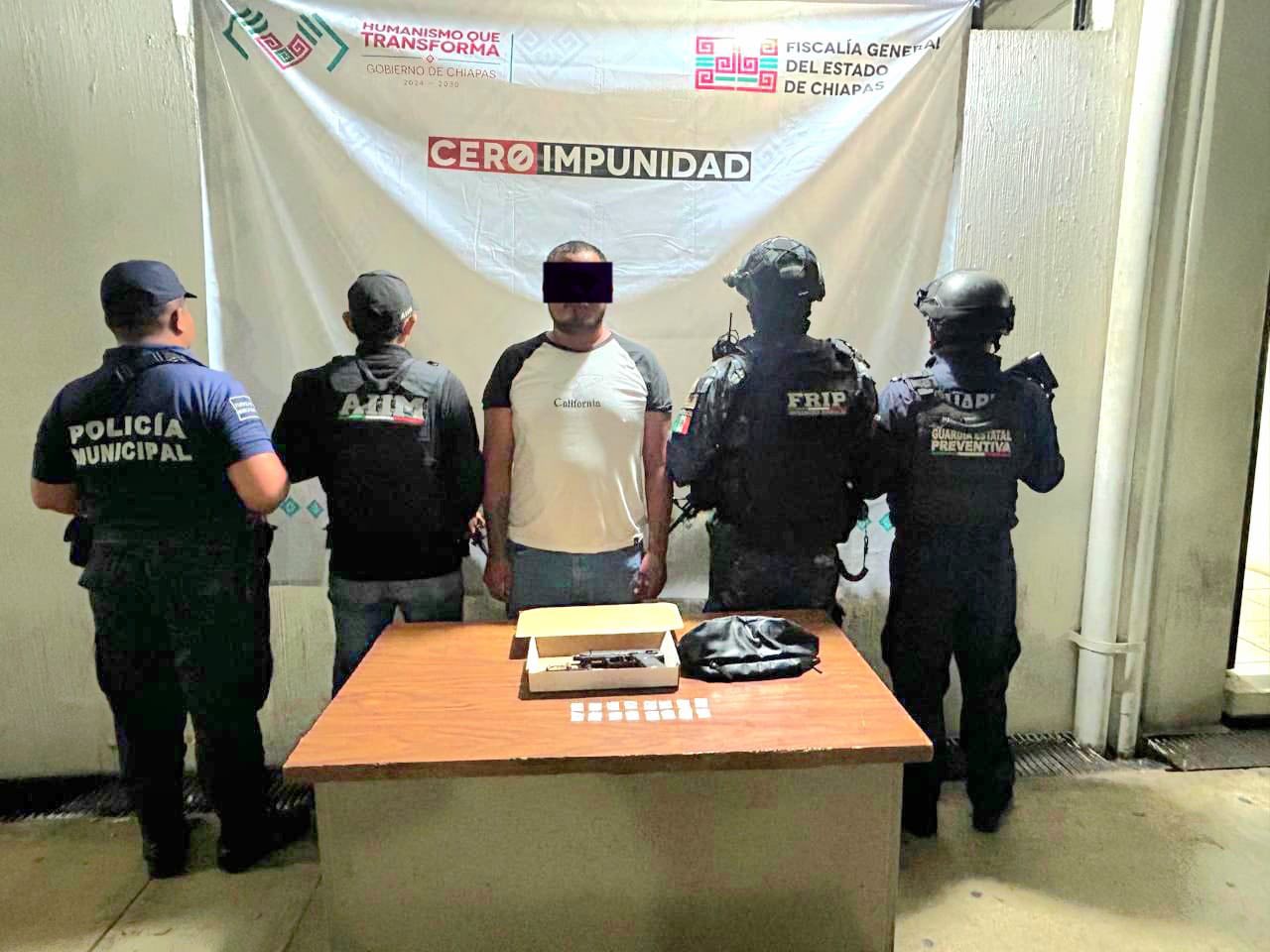 SSP y FGE detienen a masculino con arma de fuego y presuntos narcóticos en Tapachula.