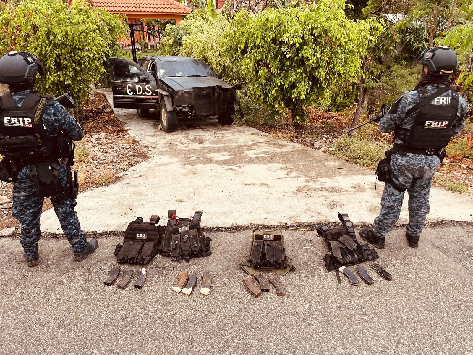 En operativo interinstitucional aseguran camioneta con blindaje y equipo táctico en Frontera Comalapa.