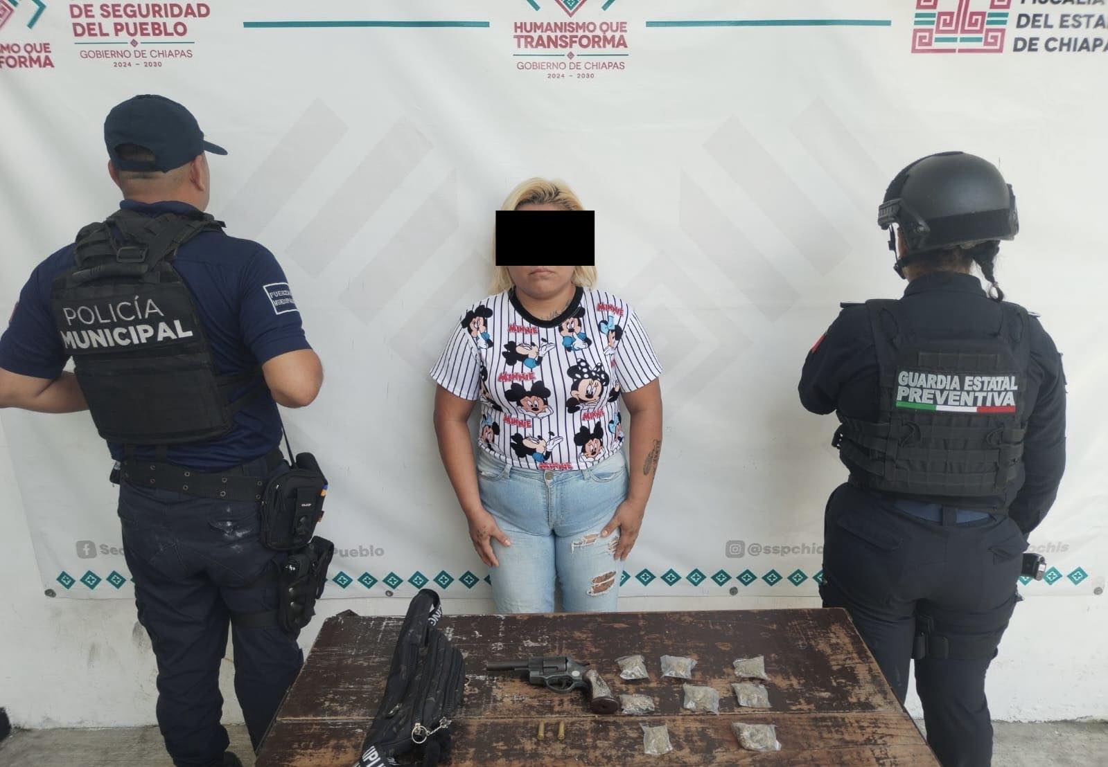 En operativo interinstitucional detienen a mujer en posesión de narcóticos y arma de fuego en Tapachula.