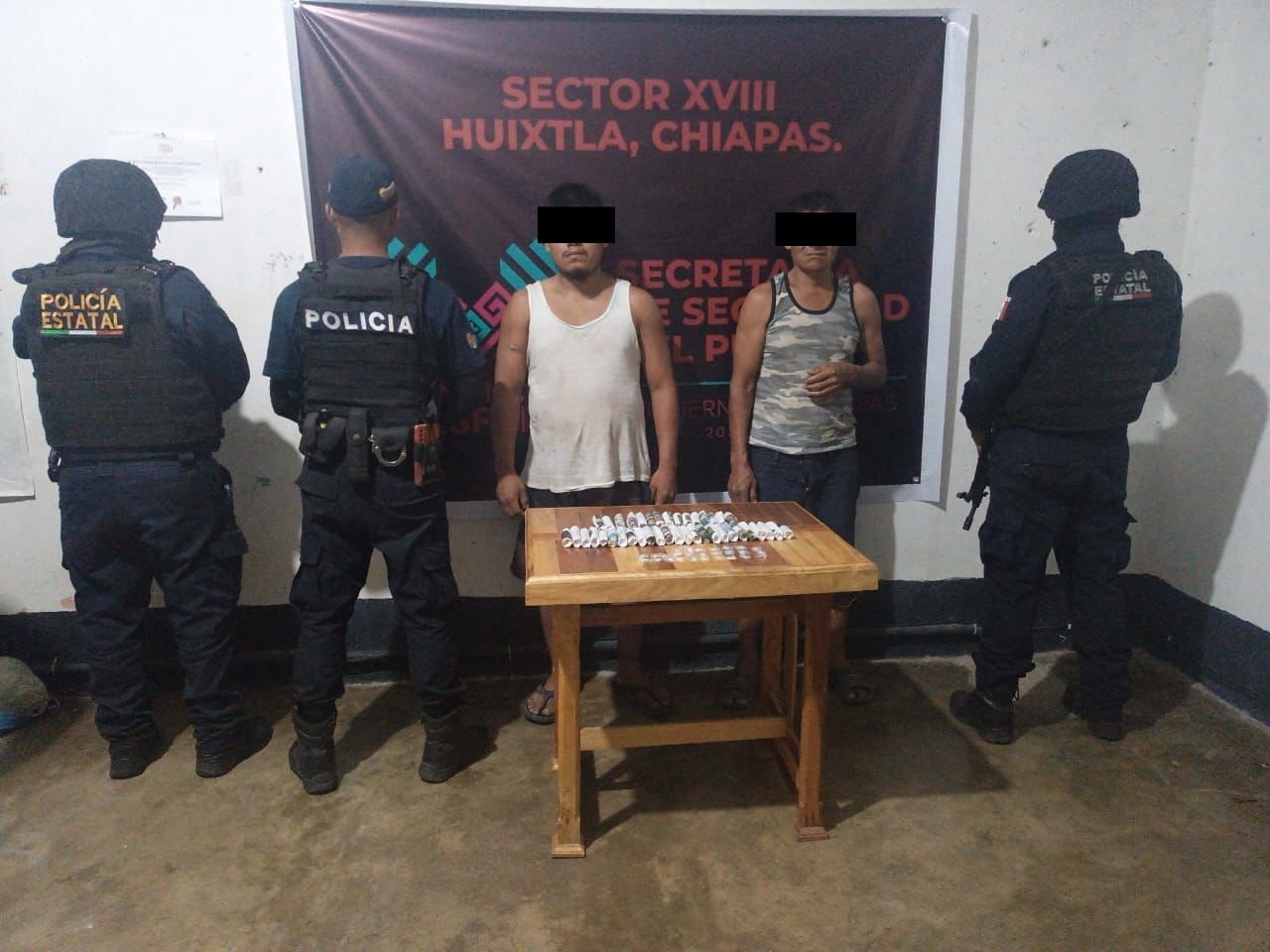 Policías Estatales detienen a dos presuntos narcomenudistas en Tuzantán.
