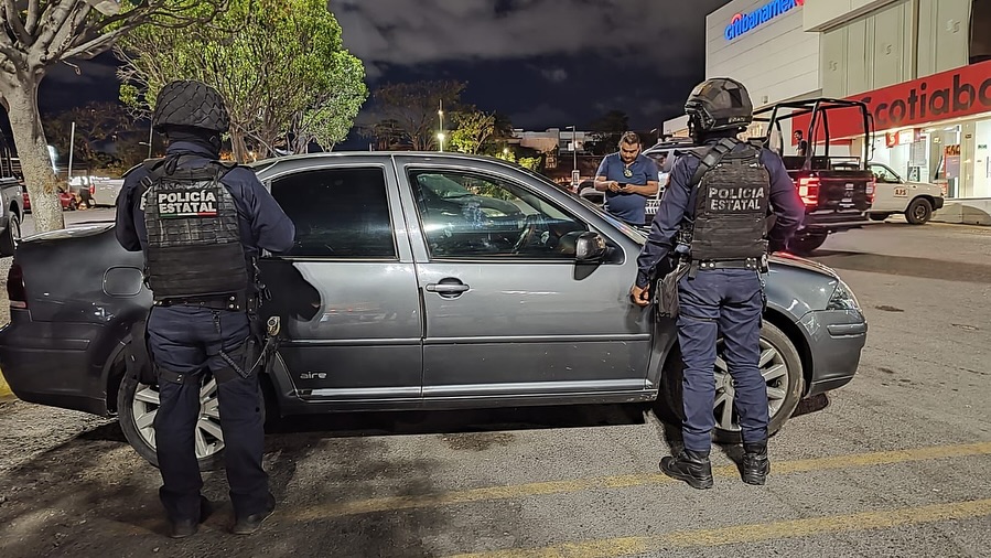 Policías Estatales detienen a masculino con vehículo con reporte de robo en Bochil
