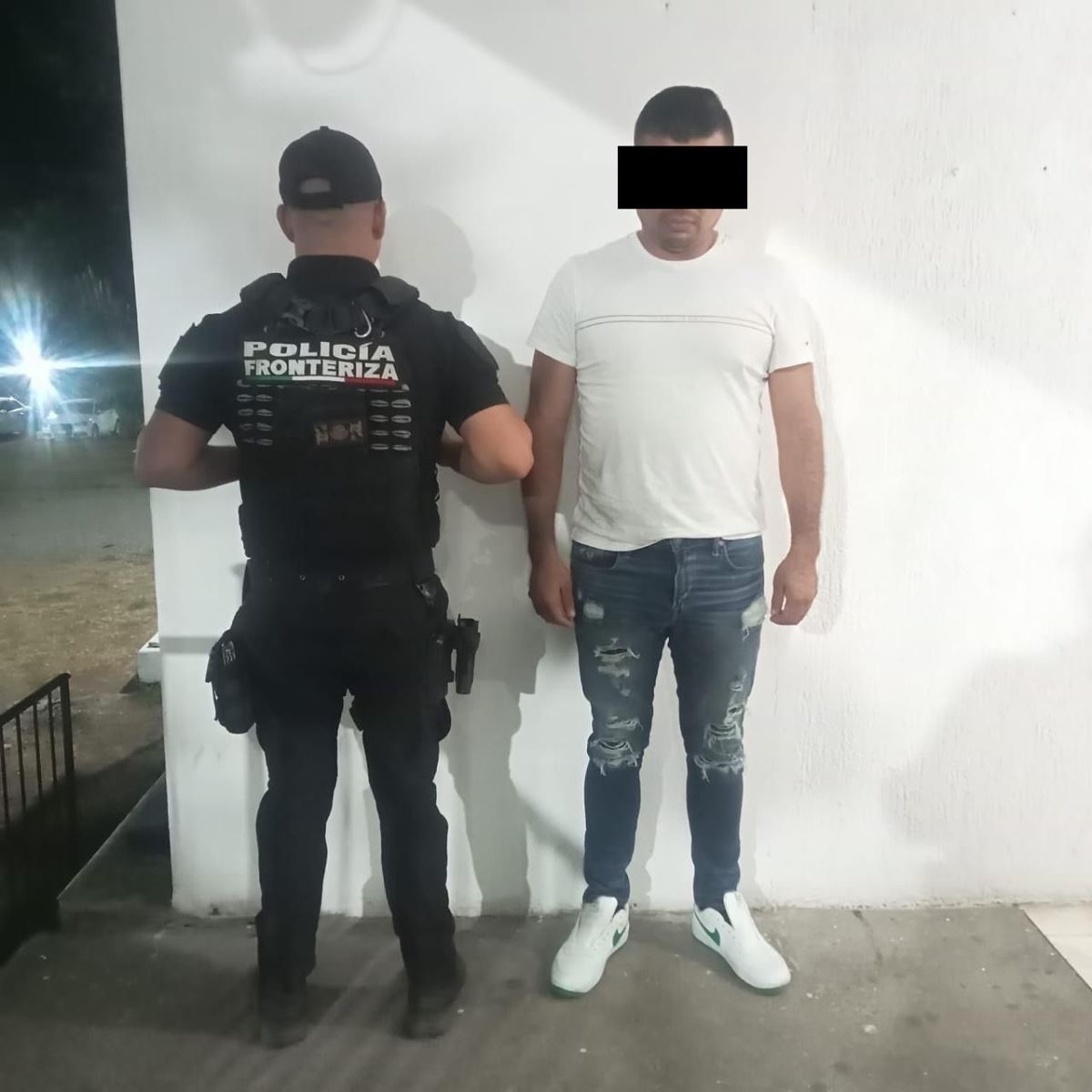 En operativo de seguridad detienen a masculino por no acreditar la legal estancia en el país de un vehículo.