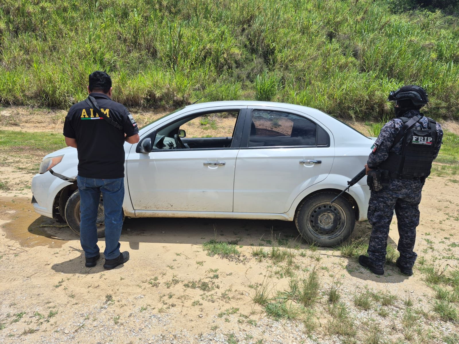 En operativos interinstitucionales aseguran vehículos con reporte de robo y abandonados en Chiapas.