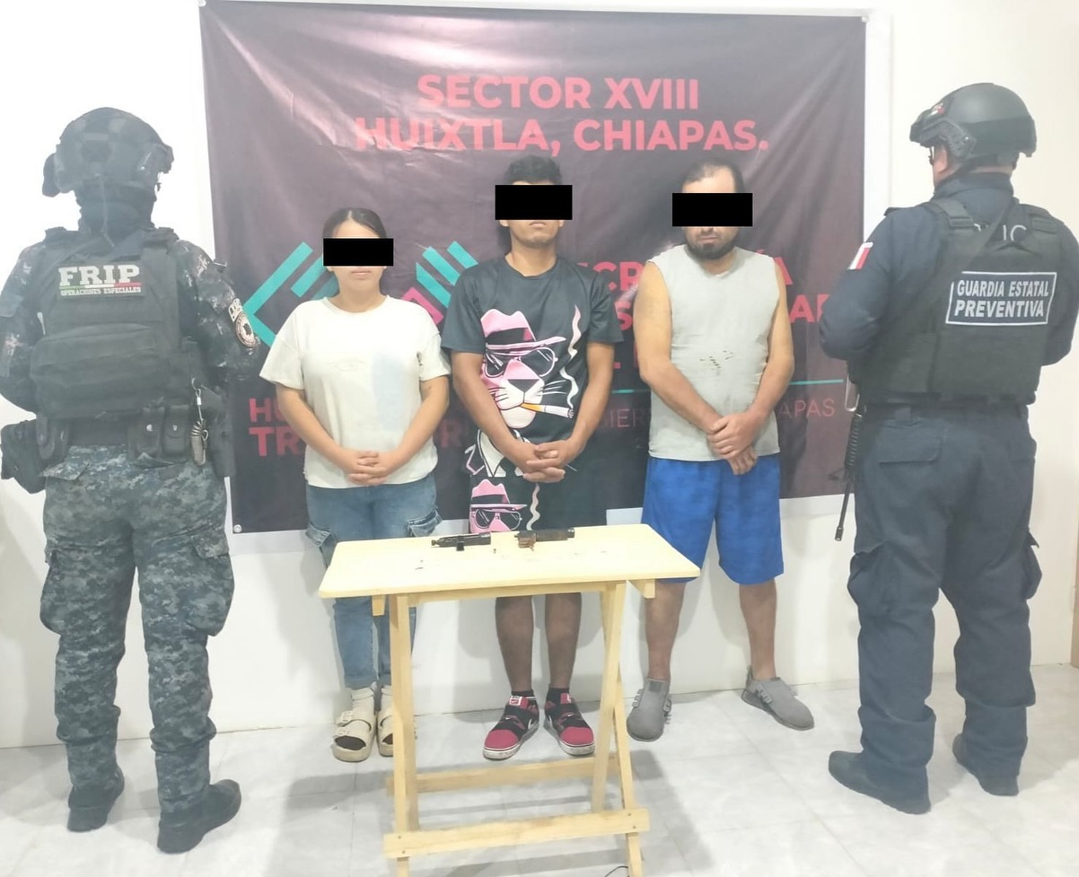 En operativo de seguridad aseguran a tres personas con presunta droga y armas de fuego hechizas en Tuzantán.