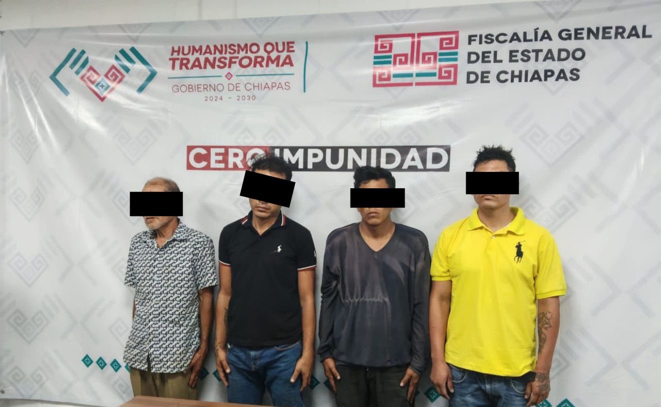 SSP y FGE detienen a cuatro personas por transportar motocicleta con reporte de robo en Tuxtla Gutiérrez.