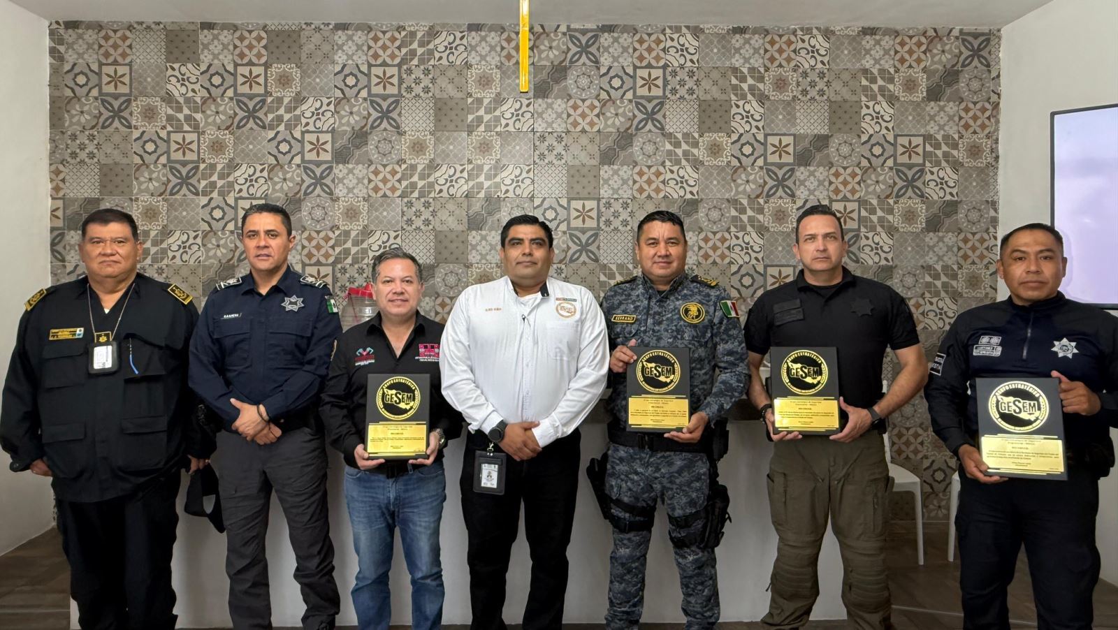 Secretaría de Seguridad del Pueblo recibe reconocimientos de GESEM.