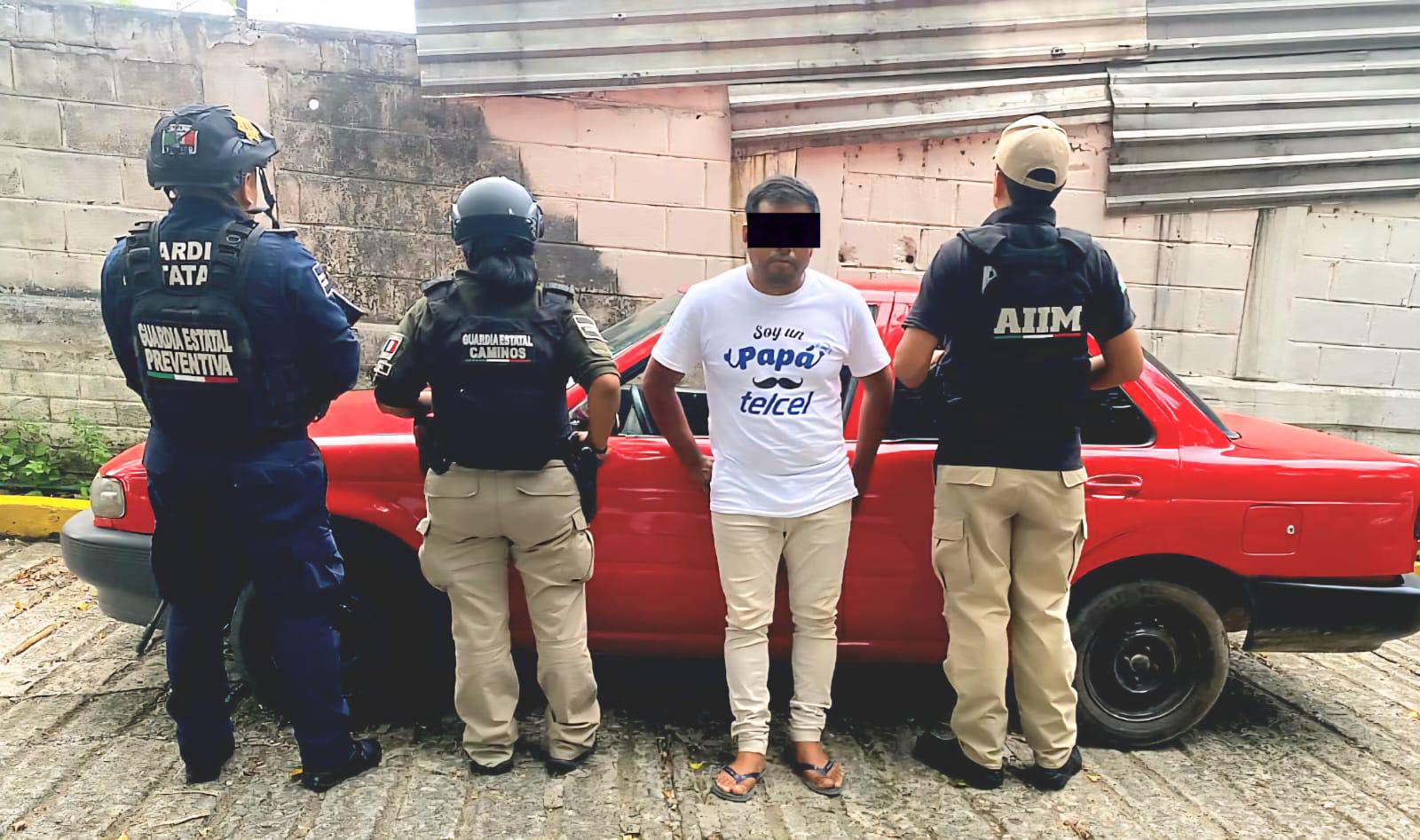 En operativo de seguridad detienen a un masculino en posesión de vehículo con reporte de robo en Reforma.