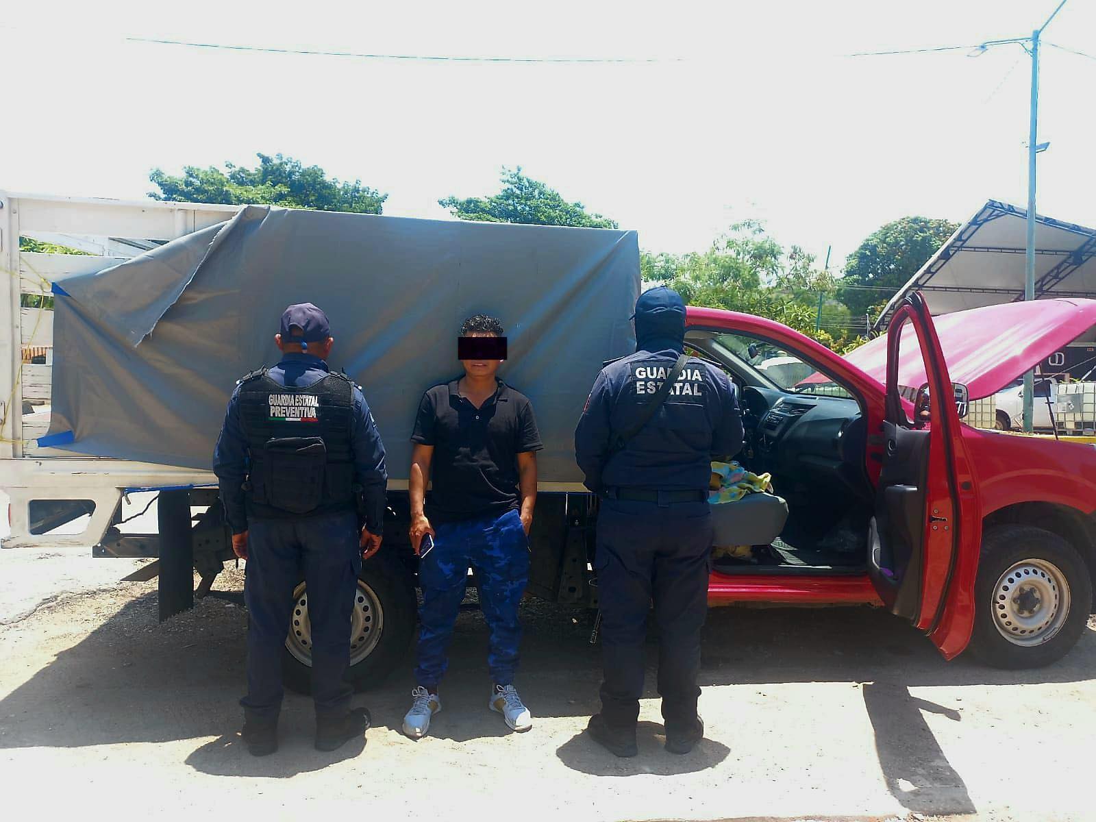 En operativo de seguridad detienen a un masculino por posesión de vehículo con reporte de robo en Tuxtla Gutiérrez.