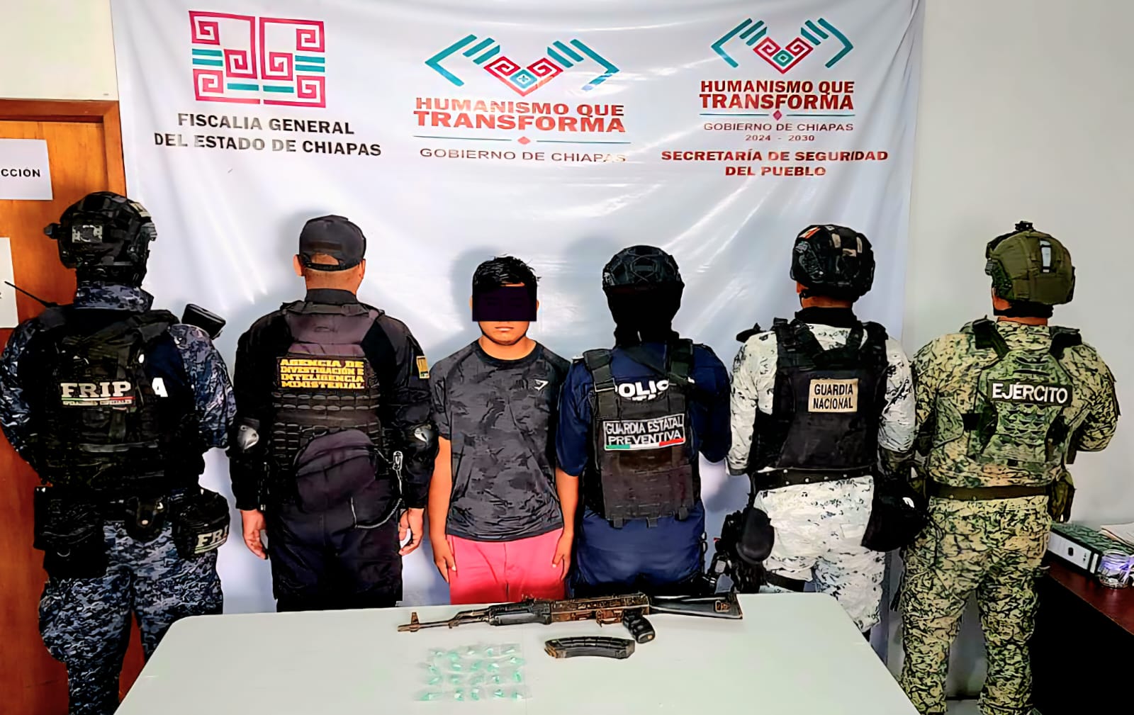 En operativo interinstitucional detienen a un masculino con arma de fuego y presuntos narcóticos.