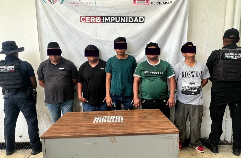 En operativo de seguridad detienen a cinco masculinos en posesión de presuntos narcóticos en Cacahoatán.