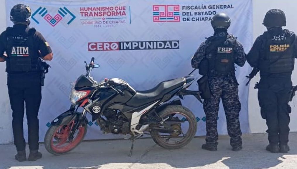 SSP y FGE aseguran motocicleta en aparente estado de abandono en Villaflores.
