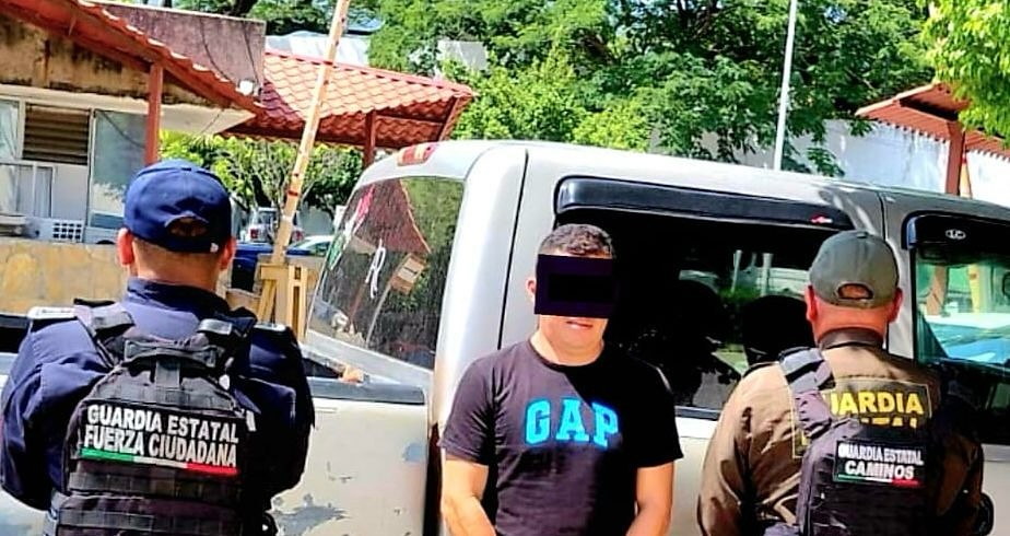 En operativo de seguridad detienen a masculino con vehículo con reporte de robo.