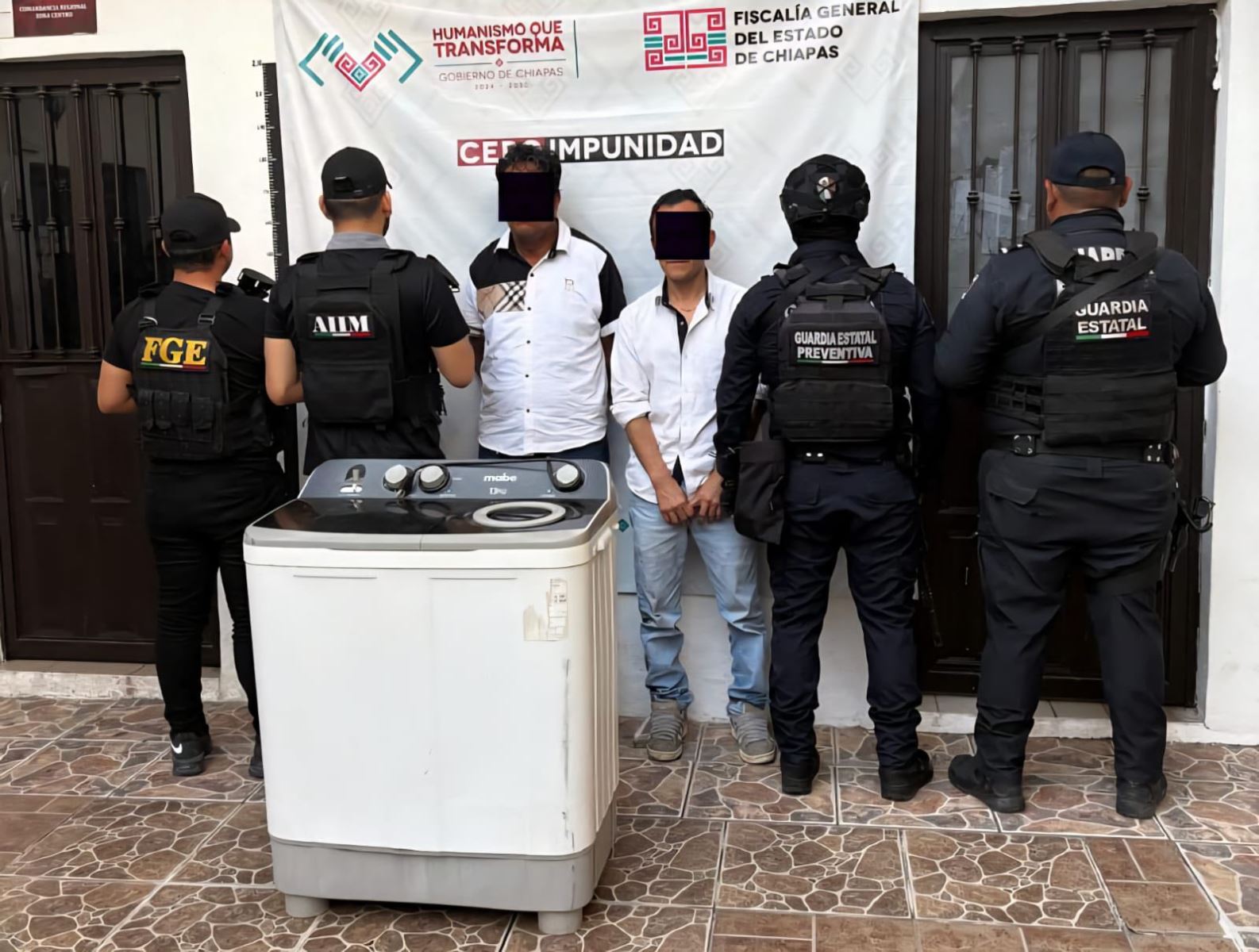 SSP y FGE detienen a dos masculinos por el probable delito de robo a casa habitación en Chiapa de Corzo. 