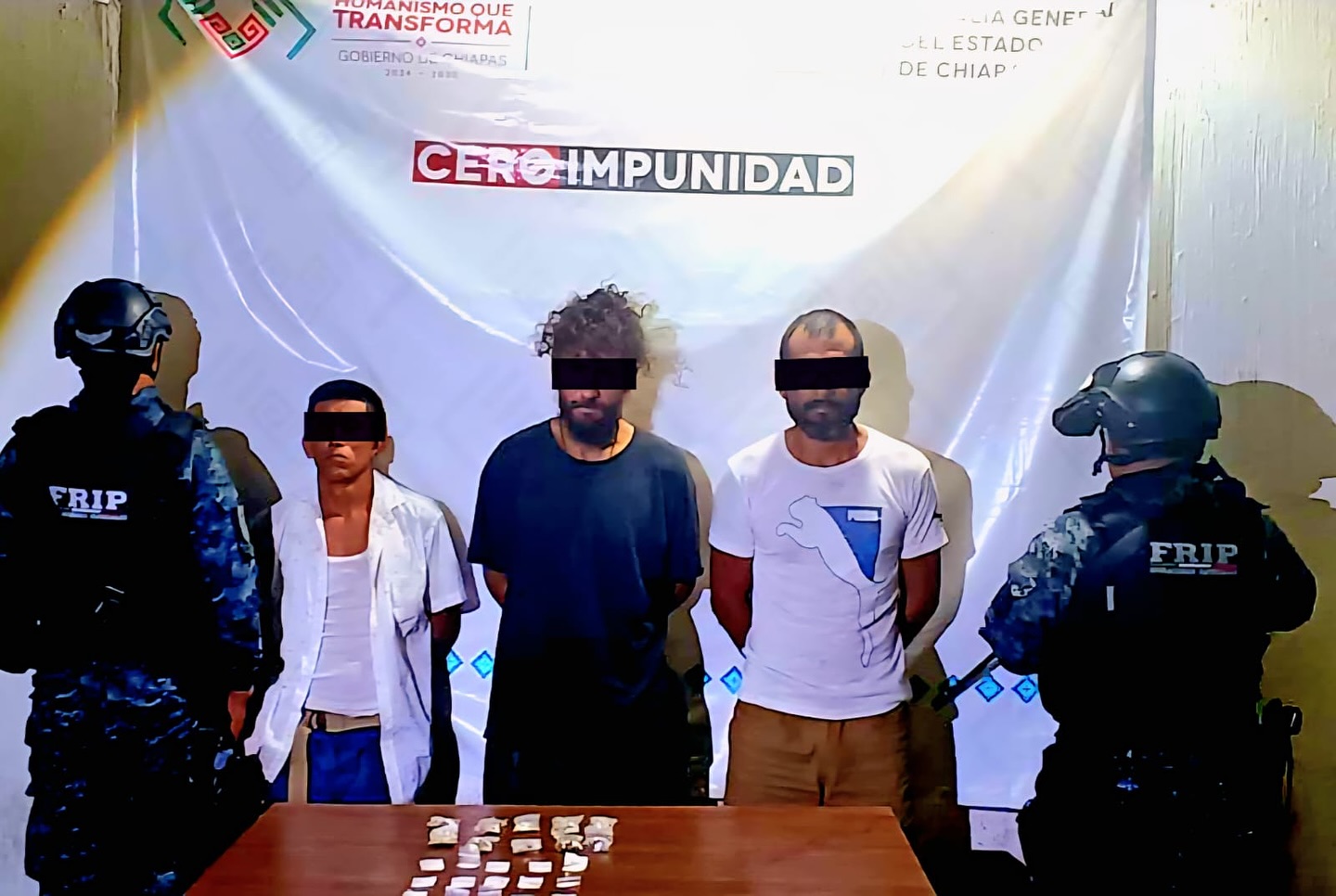 En operativo de seguridad detienen a tres masculinos en posesion de narcóticos en Tapachula.