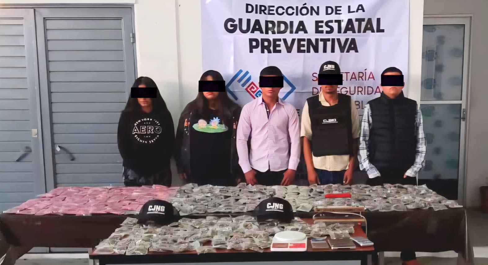 En operativo interinstitucional detienen a presuntos integrantes de un cártel delictivo.