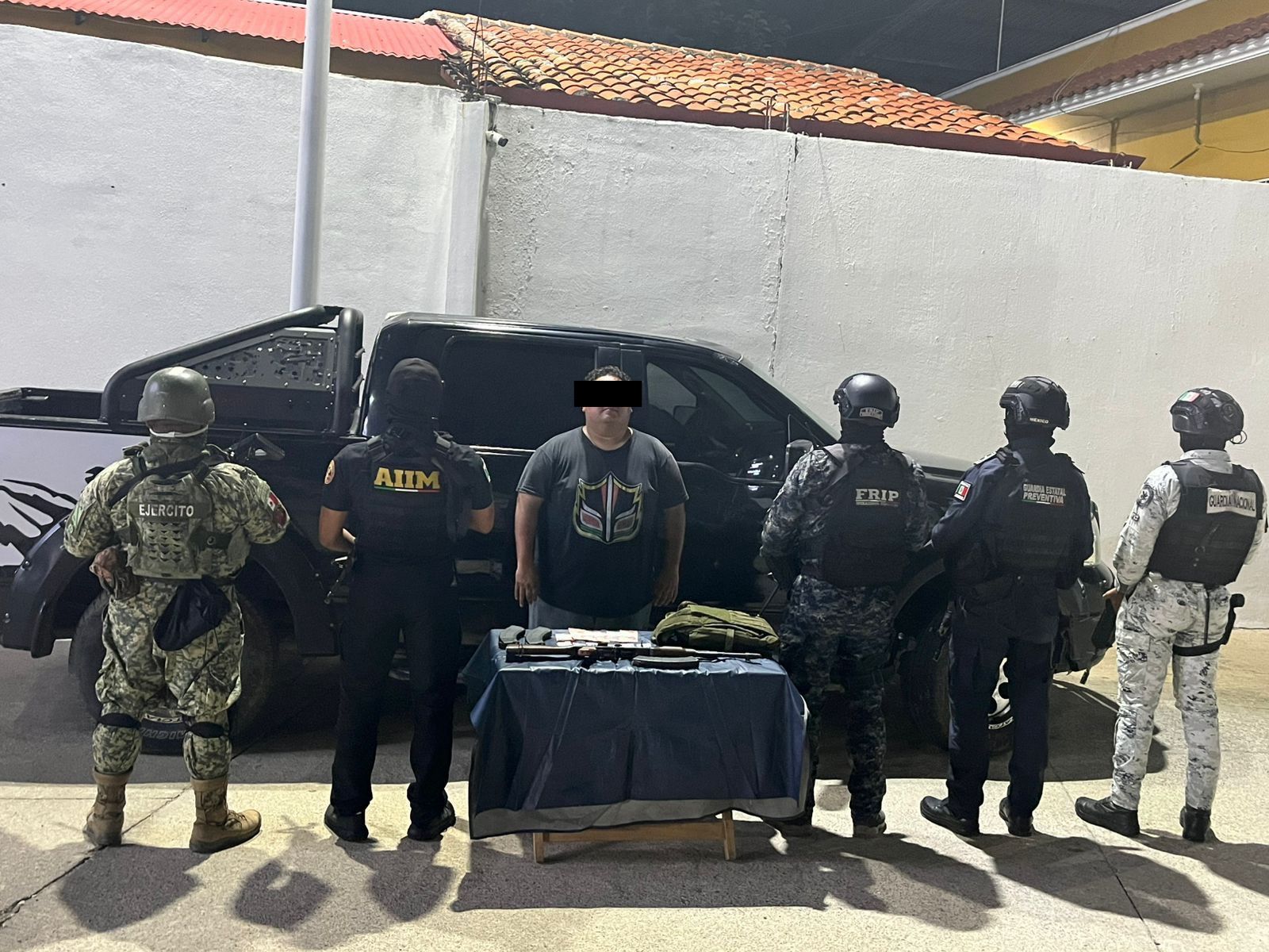 En operativo interinstitucional detienen a masculino con arma de fuego y al parecer cristal en Villaflores.