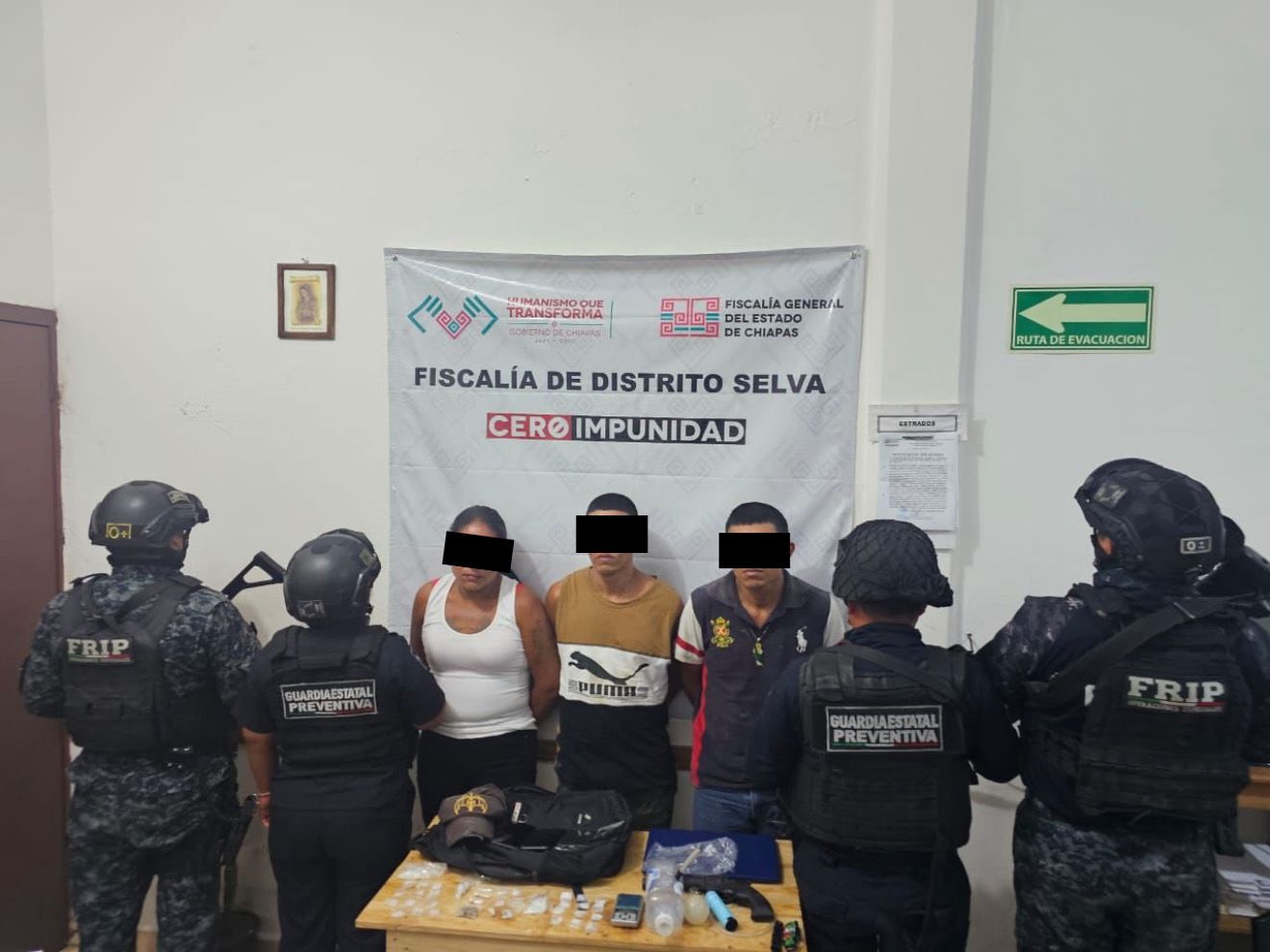 En operativo de seguridad detienen a tres personas con presuntos narcóticos y arma en Palenque.