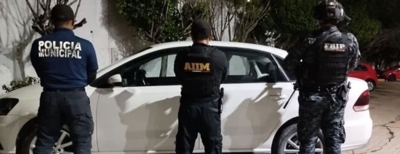 En operativo interinstitucional detienen a dos personas con vehículo con reporte de robo y presuntos narcóticos.