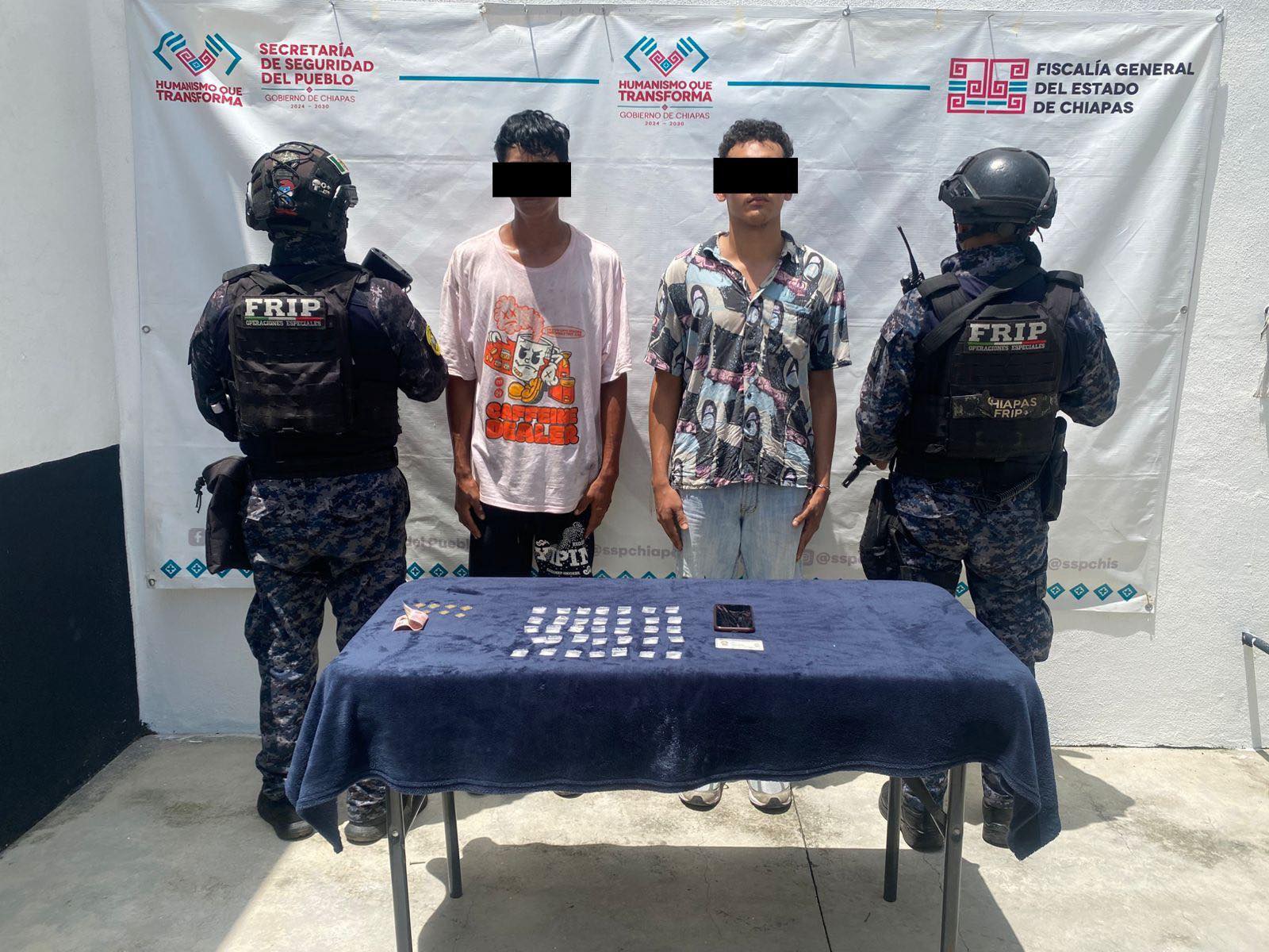 En operativo de seguridad detienen a dos masculinos con presunto cristal en Tapachula.