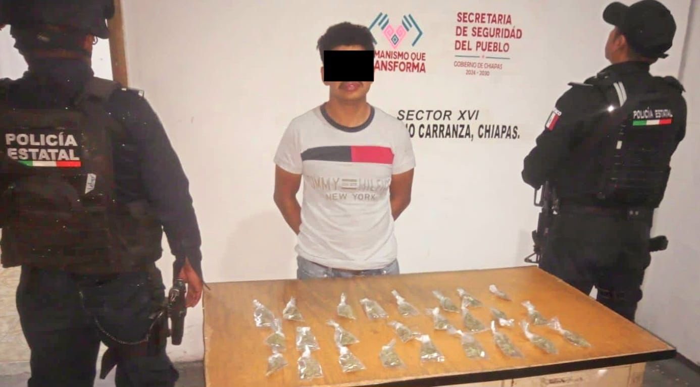 Policías Estatales detienen a masculino con presunta marihuana en Venustiano Carranza.