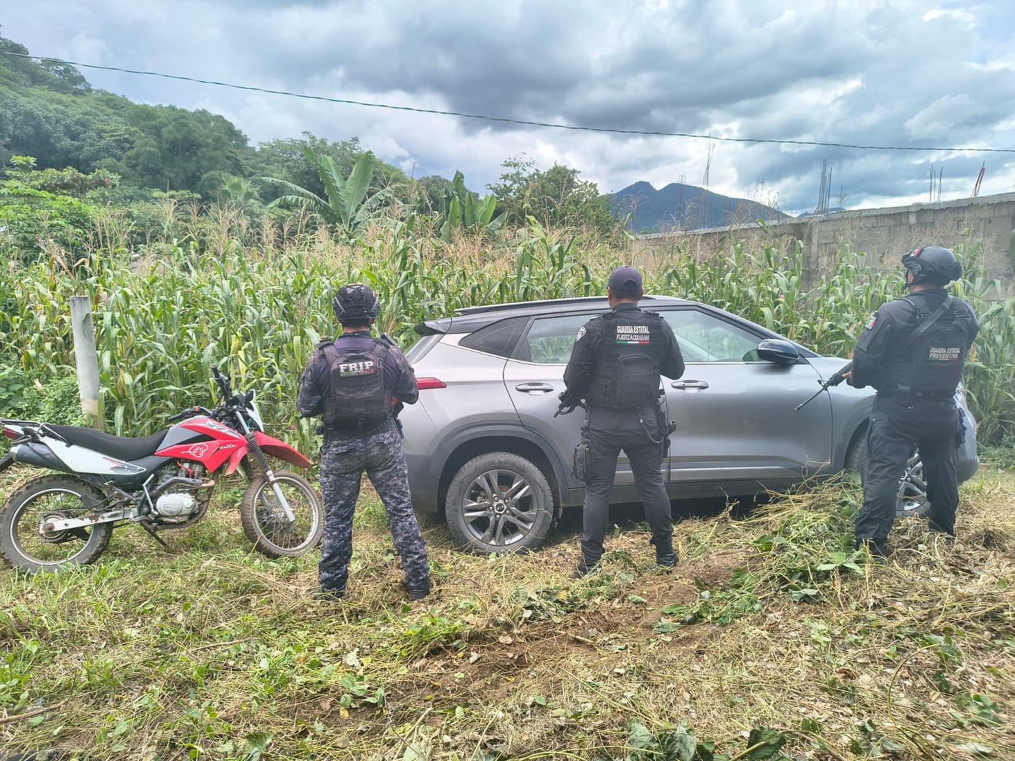 En operativo de seguridad aseguran vehículos abandonados con reporte de robo en Frontera Comalapa