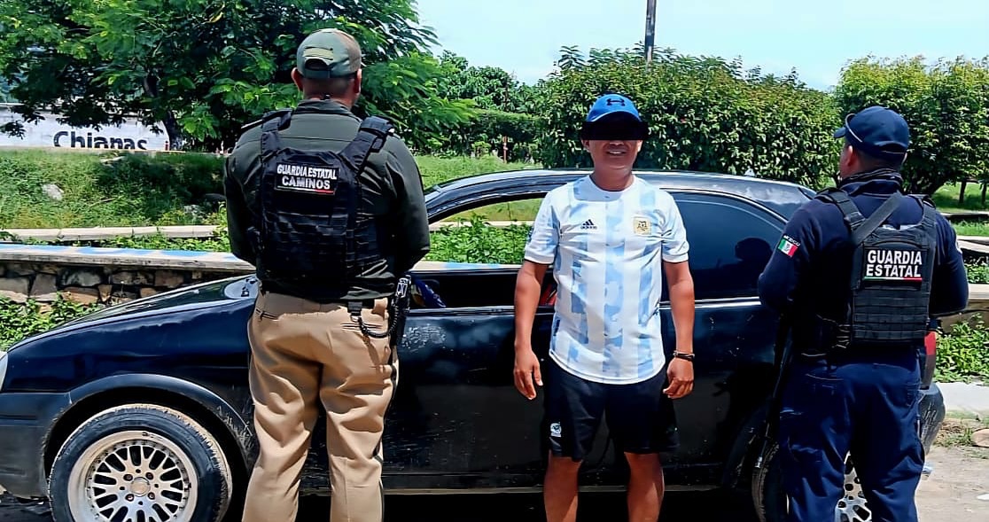 En operativo de seguridad detienen a masculino con vehículo con reporte de robo en Arriaga